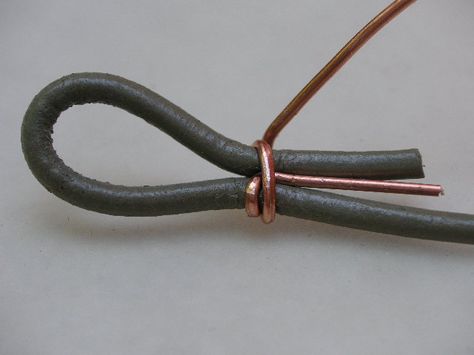 Wire-wrapping a round leather cord loop closure  #handmade #jewelry Wire Tutorials, Bijoux Fil Aluminium, Jewelry Techniques, Homemade Jewelry, Jewelry Making Tutorials, Diy Schmuck, Jewelry Tools, Beads And Wire, Jewelry Creation