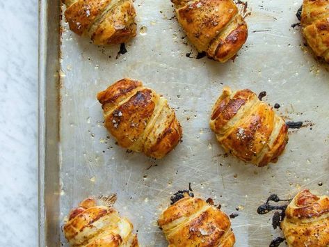 Pigs in a Blanket with Black Pepper Pastry American Appetizers, Warm Appetizers, Bite Size Food, Hot Appetizers, Finger Foods Easy, Pigs In A Blanket, Super Bowl Food, Christmas Appetizers, Pastry Recipes