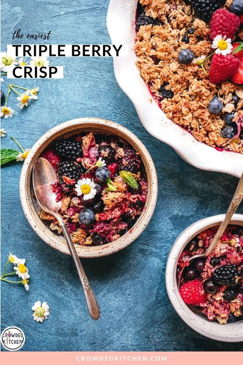 This easy triple berry granola crisp is made with just 8 ingredients and only takes about 5 minutes of hands on work! It’s vegan, gluten free and perfect as a lighter dessert or even breakfast. Head to crowdedkitchen.com to see how to make it in 3 quick steps! Triple Berry Crisp, Mixed Berry Crisp, Berry Crisp Recipe, Berry Granola, Oat Crumble Topping, Berry Crisp, Easy Granola, Berry Crumble, Oat Crumble