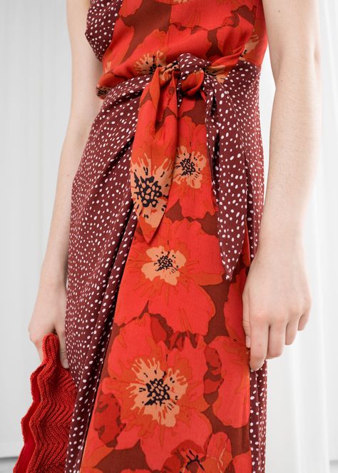 zoomed image Pant Sari, Redhead Fashion, Printed Outfits, Fabric Drape, Tie Up Dress, Poppy Print, Poppy Flowers, Print Midi Dress, Print Inspiration