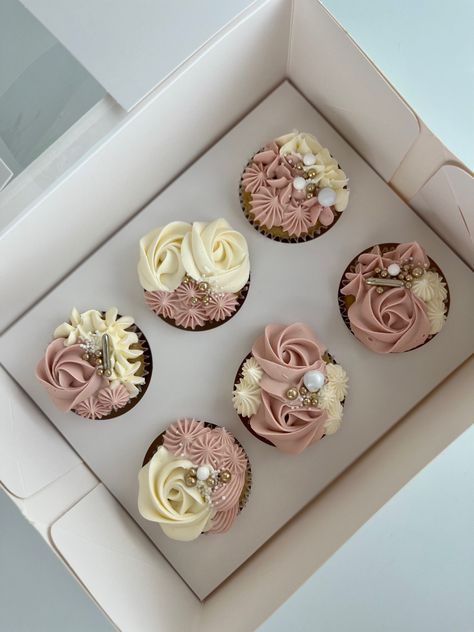 Rose Gold Cupcakes Blush Pink, Cakes With Matching Cupcakes, Women’s Day Cupcakes, Blush Cupcakes Wedding, Fancy Pink Cupcakes, Mixed Piping Cupcakes, Rose Gold And Black Cupcakes, Pink And Brown Cupcakes, Fancy Cupcakes Decorating Design