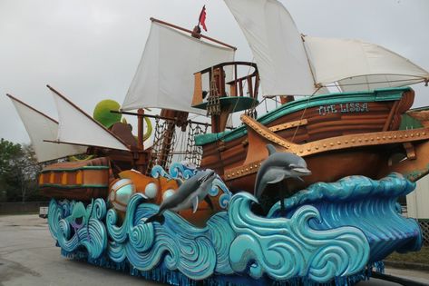 float1 Mardi Gras Parade Float, Fairy Boat, Carnival Floats, Egypt Crafts, Under The Sea Decorations, Parade Design, Vegetable Stand, Boat Parade, Disney Live