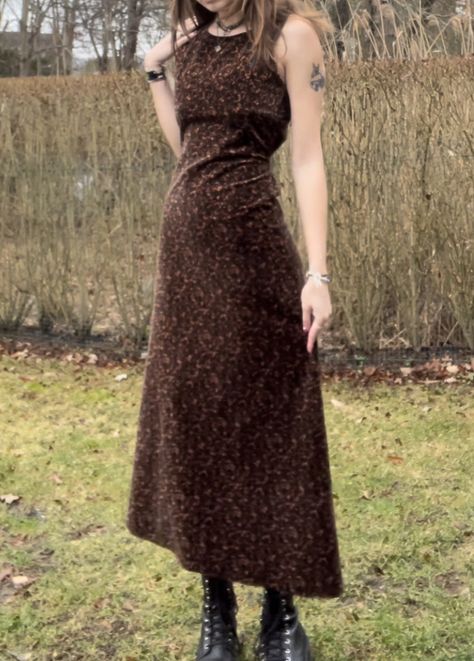 Fall Vintage Brown Dress, Brown Fitted Hippie Dress, Fitted Cottagecore Prairie Dress, Graduation Outfit Winter, Fitted Brown Cottagecore Dress, Hippie Brown Floral Print Dress, Graduation Dress University, Graduation Outfit Ideas University, Lawyer Outfit