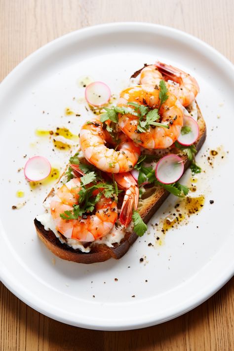 Savouring Mediterranean: Garlic Shrimp with Chilli and Parsley on Crostini Recipe Unveiled #mediterraneandiet White Wine Substitute, Seafood Night, Christmas Starter, Cream Cheese Toast, Starter Ideas, Mediterranean Appetizers, Christmas Starters, Crostini Recipe, White Shrimp