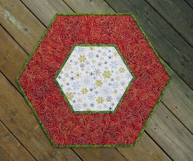 Sewing Placemats, Hexagon Table Topper, Quilt Journal, Hexagon Table, Placemats For Round Table, Christmas Table Toppers, Table Topper Patterns, Quilted Placemats, Patchwork Table Runner