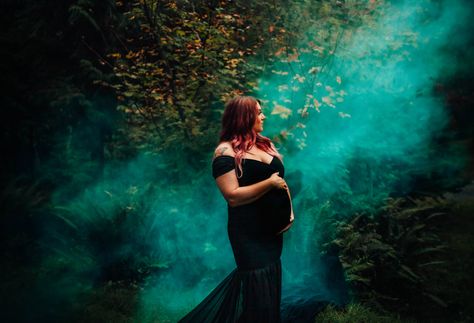 Night Time Maternity Photoshoot, Halloween Themed Maternity Pictures, Gothic Maternity Photoshoot, Dark Maternity Pictures, Dark Maternity Shoot, Spooky Maternity Pictures, Witchy Maternity Photos, Halloween Maternity Photoshoot, October Maternity Pictures