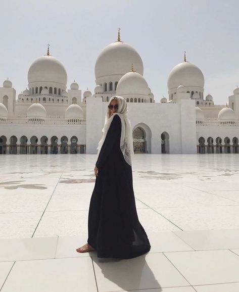 Silk Pillowcases & Accessories on Instagram: “Because she competes with no one, no one can compete with her. @sndr_jrk 👑” Sheik Zayed Mosque Outfit, Sheik Zayed Mosque, Sheik Zayed, Zayed Mosque, Dubai Women, Dubai Outfits, Dubai Vacation, Luxury Couple, Muslim Couple Photography