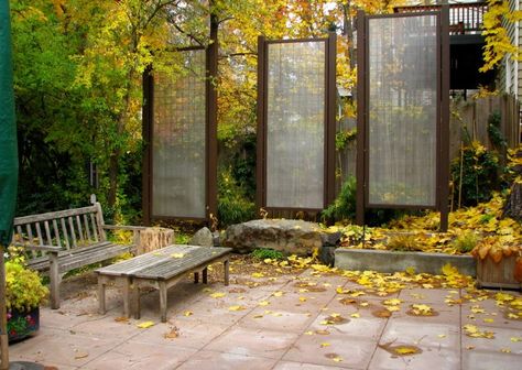 long-wire-pannels-for-privacy These privacy screens were built using hog wire fencing and they can be customized according to the specific dimensions and purpose required. They’re tall and simple and they don’t stand out that much.{found on terrabellainc}. Green Backyard Landscaping, Yard Privacy, Green Backyard, Patio Privacy Screen, Garden Privacy Screen, Patio Privacy, Privacy Fence Designs, Outdoor Screens, Garden Privacy