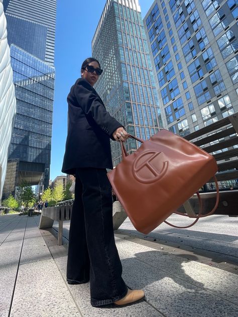 New York street style 2022. Telfar bag fashion. Minimal work outfit. Fashion trends 2022. Work wear Telfar Bag Work, Telfar Bag Street Style, Telfar Bag, Minimal Work Outfit, Telfar Bags, Telfar Bag Outfit, Tote Bag Outfit, Urban Bags, Street Style Bags