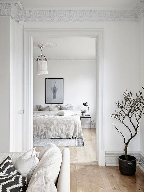 The Design Chaser: Relaxed Living in True Scandi Style Navy Living, Design Ložnic, Dark Floors, Interior Minimalista, Interior Modern, White Room, Decoration Inspiration, Cheap Decor, Scandinavian Home