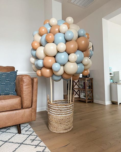 The perfect hot air balloon for this sweet baby shower! 🧸🍼💙 #babyshowerinspo #hotairballoon #teddybearbabyshower #babyshowerballoons… | Instagram Ballon Decoration Idea, Hot Air Balloon Theme Baby Shower Boy, Baby Shower Hot Air Balloon Theme, Hot Air Balloon With Balloons, Hotairballoon Party, Baby Shower Set Up, Baby Shower Balloon Ideas, Welcome Baby Decoration Ideas, March Baby Shower Ideas