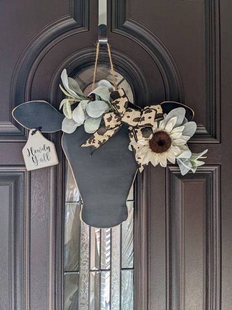 Cow Head Decor, Cow Kitchen Decor, Cow Craft, Custom Farmhouse, Decor Front Porch, Antique Wall Decor, Feuille Eucalyptus, Door Signs Diy, Wooden Porch