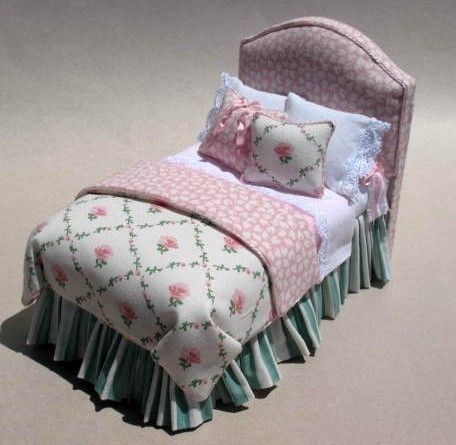 Miniature Beds, Dollhouse Furniture Tutorials, Doll House Bedroom, Miniature Bedroom, Barbie House Furniture, Headboard Bed, Dollhouse Bed, Dollhouse Bedroom, Doll Furniture Diy