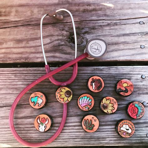 Diy Stethoscope Id Tag, Western Leather Work, Leather Accessories Diy, Handmade Leather Work, Custom Leather Work, Custom Leather Belts, Handmade Leather Jewelry, Cowgirl Accessories, Diy Leather Projects