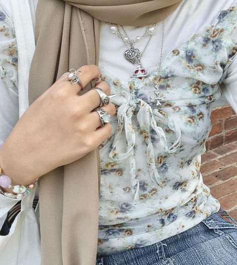 Vintage Outfit Hijab, Hijabi Aesthetic Outfits, Muslim Outfits Casual, Downtown Outfits, Hijab Fashion Inspiration, Princess Outfits, Muslimah Fashion, Really Cute Outfits, Modest Outfits