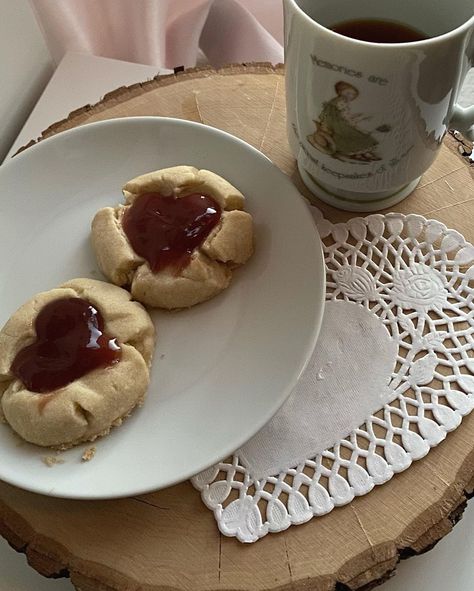 ₊˚:･ﾟ𝖘𝖔𝖕𝖍𝖎𝖊‧₊˚: ﾟੈ on Instagram: “afternoon tea + raspberry heart shortbread cookies (made with ♡ by me)🧸･｡*: ･” Cookies Aesthetic, Desert Drinks, Heart Food, Cinnamon Girl, Life I Want, Romanticizing Life, Kawaii Food, Shortbread Cookies, Pretty Food