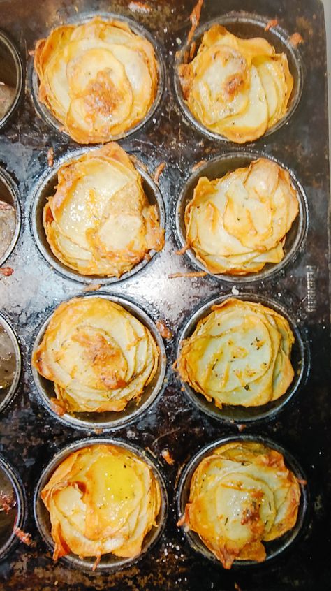 Potatoes Sliced In Oven, Garlic Parmesan Potato Stackers, Cheesy Bacon Potato Stacks, Sliced Potatoes In Muffin Tin, Sliced Potato Recipes, Potatoes Stacks, Potatoes In Muffin Tin Recipe, Russet Potato Recipes, Cheesy Bacon Potatoes