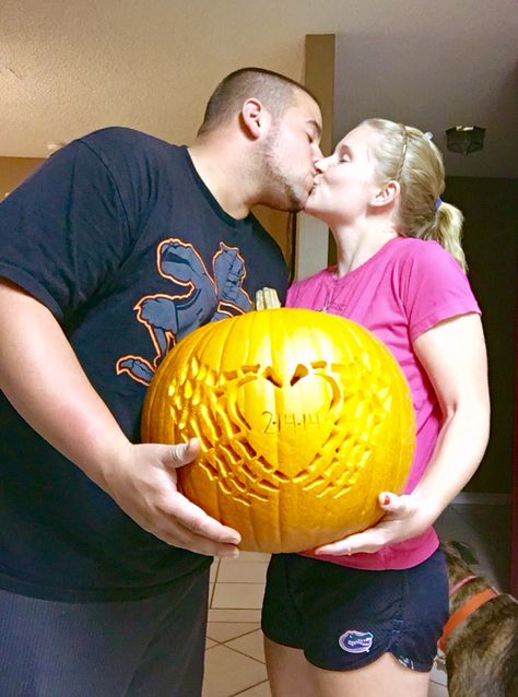 Cute Couple Pumpkin Carving, Pumpkin Carving With Boyfriend, Couples Pumpkin Carving Ideas, Couple Pumpkin Painting Ideas, Couples Pumpkin Carving, Pumpin Carving, Couples Carved Pumpkins, Couple Skeleton, Diy Pumpkin Carving