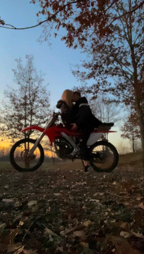 Couple On Dirt Bike, Dirt Bike Photoshoot Couple, Motorcross Couple Pictures, Dirt Bike Boyfriend, Dirtbike Couple Pics, Dirt Bike Couple Pictures, Moter Cycles Aesthetic, Bike Couple Aesthetic, Moto Couple