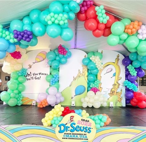 Graduation Group Pictures, Themes For Preschool, Primary School Graduation, Seuss Decorations, Dr Seuss Decorations, Graduation Themes, Dr Seuss Baby Shower, Pre K Graduation, 8th Grade Graduation