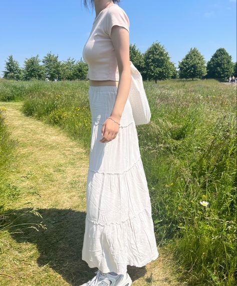 Long Skirt Outfits Pink, Picnic Style Outfit, Long Beige Skirt, Picnic Outfit Aesthetic, Cute Maxi Skirt Outfits, White Long Skirt Outfit Ideas, Long Beige Skirt Outfit, White Skirt Outfit Aesthetic, Izzy Skirt Outfit