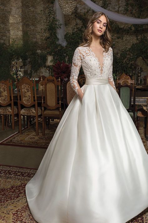 Vestidos de novia Cosmobella 2020: una combinación entre lo clásico y lo moderno  #matrimoniocomco #vestidosdenovia2020 #lookdenovia #modanupcial #cosmobella #noviascolombianas #weddingdress Peach Wedding Dress, Feminine Wedding, Wedding Dresses Blush, Wedding Dress With Pockets, White Wedding Dress, Wedding Gowns Mermaid, Wedding Dresses Satin, Wedding Gowns Lace, Satin Wedding