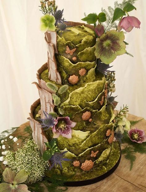 Forest Themed Wedding Cake Hiking Cake, Forest Wedding Cake, Enchanted Forest Cake, Shrek Wedding, Wedding Cake Forest, Lila Party, Geode Cake Wedding, Disney Wedding Cake, Woodland Cake