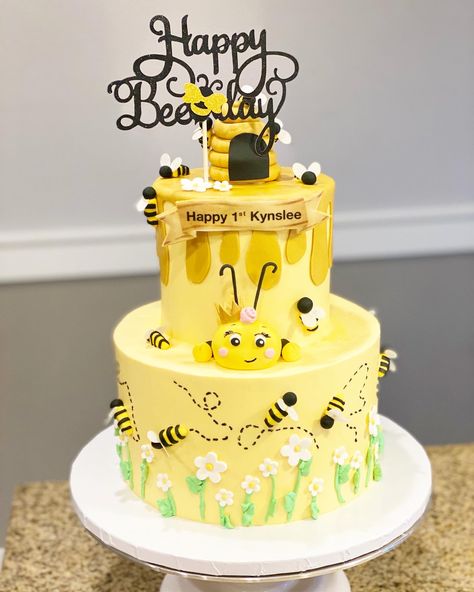 Bee Themed Birthday Cake Bumble Bee Cakes, Cake Bee Theme, Bumble Bee Birthday Cake, Honey Bee Theme Cake, Bee Theme Cake, Bee Cake Ideas, Honey Bee Cake, Bee Themed Cake 1st Birthdays, Bumble Bee Themed Cake