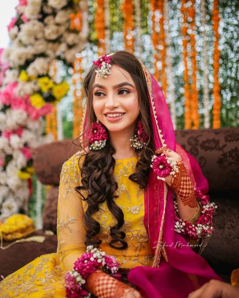 Pakistan Haldi Bride, Mehndi Bride Makeup Look, Mehndi Bride Jewellery, Pakistani Mehendi Look, Mehandi Dresses For Brides Pakistani, Maiyan Outfit Bride, Haldi Ceremony Flower Jewellery, Mehndi Jewelry Flower Brides, Haldi Theme Dress