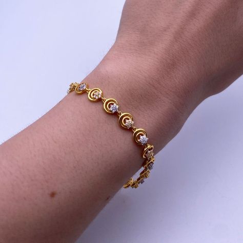 Gold Jewels Design Bracelet, Gold Breclates Girl, Gold Bracelet For Women Design, Bracelet Gold Designs For Women, Bracelets Gold Simple For Women Indian, Bracelets For Women Gold Indian, Women Gold Bracelet Designs, Ladies Bracelets Gold Design, Daily Wear Gold Bracelet For Women