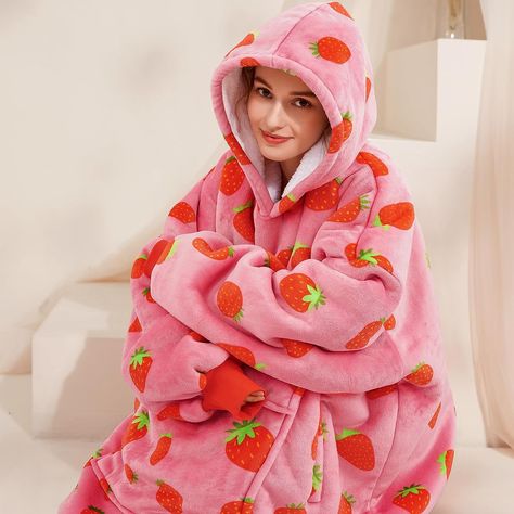 Oodie Wearable Blanket Pink, Oodie Blanket Aesthetic, Oversized Blanket Hoodie, Oodie Wearable Blanket, Sleepwear Aesthetic, Hoodie Blankets, Giant Hoodie, Goth Apartment, Big Hoodie