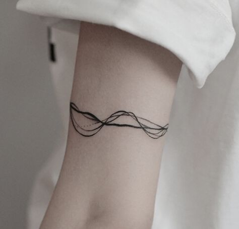 Wrist Tattoos Lines, Minimalist Wrap Around Arm Tattoo, Line Band Tattoo For Women, Infinity Line Tattoo Around Arm, Around Arm Tattoo Band Women, Bracelet Line Tattoo, Line Tattoo Arm Woman, Wavy Arm Band Tattoo, Line Around Arm Tattoo Women