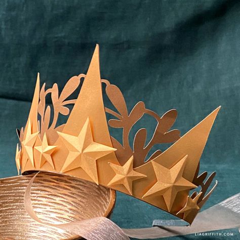 Paper Celestial Crown for New Year's Eve - Lia Griffith Paper Crown Ideas, Crown Making With Paper, Diy Crown King, King Crown Diy, Crown Making Ideas, Aesthetic Paper Crown Tutorial, Diy Crown Paper, Diy Celestial Crown, Make Paper Crown