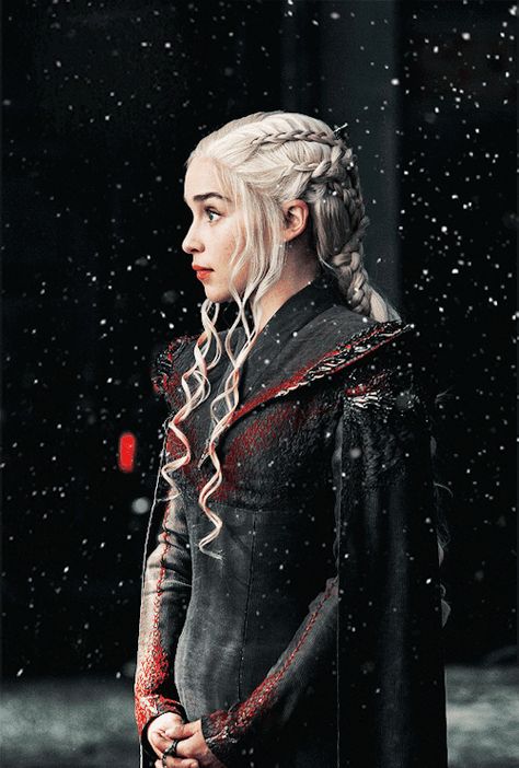 ➣Winter   is    H E R E.*♛*☀ Daenerys Targaryen ☀ ☽ Emillia Clark, Daenerys Targaryen Poster, Daenerys Targaryen Wallpaper, Emilie Clarke, Dessin Game Of Thrones, Emilia Clarke Daenerys Targaryen, Game Of Thrones Costumes, Arizona Robbins, Game Of Throne Daenerys