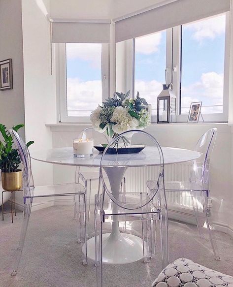 Clear Chairs Dining Room, Clear Dining Table Decor, Clear Chair Decor, Ghost Chairs Dining Room Ideas, White Table Clear Chairs Dining Rooms, Clear Dining Table, Dining Table Ghost Chairs, Acrylic Furniture Decor, Clear Plastic Chairs Dining Room