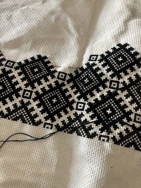 Cross Stitch Designs Geometric, Tatreez Pattern Design, Tatreez Pattern, Kasuti Embroidery, Blackwork Cross Stitch, Cross Stitch Geometric, Blackwork Embroidery, Diy Embroidery Patterns, Handmade Embroidery Designs