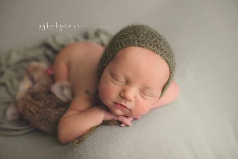 Boy Bonnet, Knit Bonnet, Boys Knits, Fabric Backdrop, Newborn Boy, Brown Sweater, Knit Fashion, Beige Color, Baby Photos