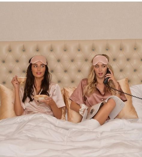 Sleep Wear Photoshoot Ideas, Best Friend Pajama Photoshoot, Pajama Party Photoshoot, Pajama Photoshoot Photo Ideas, Pyjamas Photoshoot Ideas, Pijamas Photoshoot Ideas, Pj Photoshoot Photo Ideas, Slumber Party Photoshoot, Slumber Party Aesthetic