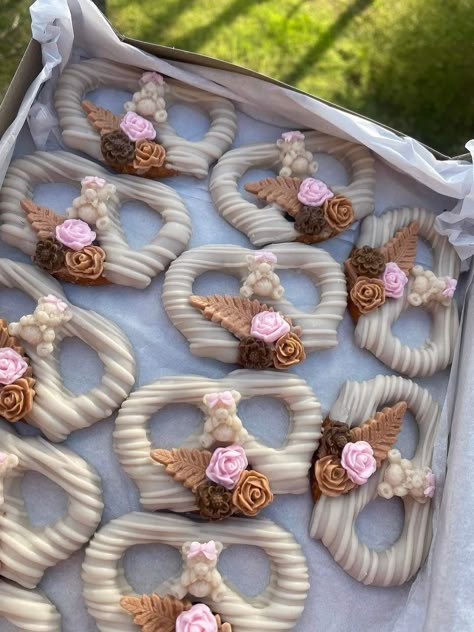 Elegant Pretzel Rods, Boho Desserts Ideas, Boho Chocolate Covered Pretzels, Dipped Desserts Ideas, Boho Cakepops, Boho Strawberries, Boho Treats, Stick Pretzels, Pretzel Knots