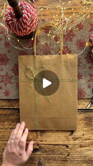 Decorating Gift Bags For Christmas, Bag Gift Wrapping Ideas, Brown Bag Gift, Paper Bag Decoration, Eco Christmas Gifts, Paper Bag Wrapping, Wrapping Tips, Eco Christmas, Paper Bag Gift Wrapping