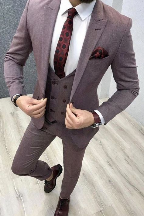 This Maroon Three Piece Suit is the perfect groom attire for any gentleman's wedding. A maroon groom suit like this is sure to turn heads at any wedding. If you would like a suit like this custom made for you, book an appointment online with us at Giorgenti New York! Suits Men Slim, Best Suits For Men, Maroon Suit, Tailor Made Suits, Blazer Outfits Men, Blue Suit Men, Slim Fit Suit Men, Suits Men Business, Classy Suits