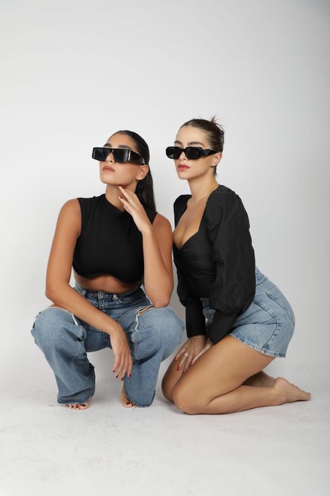 Two Women Poses, Friends Shoot Ideas, Poses Two Friends, Duo Headshots, Bestie Photo Shoot Ideas, Best Friend Photoshoot Outfits, Two Women Photoshoot Ideas, Duo Model Poses, 2 People Photoshoot