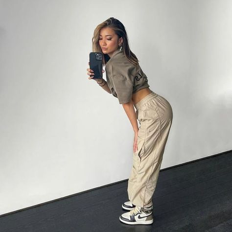 Drip outfit for women Air Jordan 1 Travis edition Beige pants outfit Beige Utility Pants Outfit, Beige Jordans Outfit, Beige Parachute Pants Outfit, Air Jordans Women Outfit Style, Air Jordans Women Outfit, Utility Pants Outfit, Beige Trousers Outfit, Baseball Jersey Outfit Women, Beige Streetwear