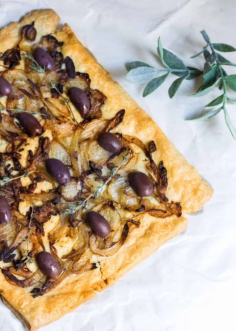 Pissaladière (French Pizza with Anchovies) - Mon Petit Four Anchovy Pizza Recipe, Pissaladiere Recipe, Galette Recipe Savory, Anchovy Pizza, French Vegetarian Recipes, French Pizza, Chefs Club, Mushroom Tart, French Tart