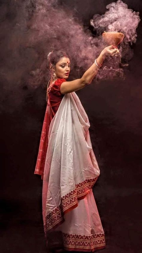 Bangali Girls With Sari, Bangali Navratri Look, Bengali Look Photoshoot, Bengoli Pose, Durga Puja Photography, Bengali Culture, Bengali Saree, Durga Kali, Bengali Art