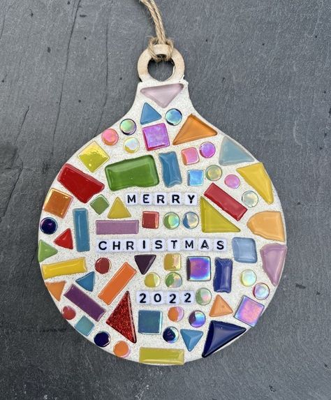 Diy Mosaic Christmas Ornaments, Christmas Tree Mosaic, Mosaic Ornaments Diy, Christmas Mosaic Ideas, Mosaic Christmas Ornaments, Crepe Paper Christmas, Vitromosaico Ideas, Trees Craft, Mosaic Ornaments