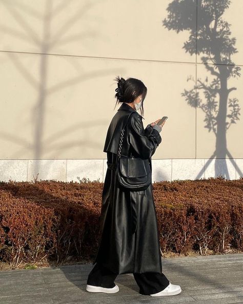 Mantel Outfit, Mode Ulzzang, Best Winter Outfits, Fashion Fails, Long Leather Coat, Elegante Casual, Looks Black, Swaggy Outfits, Midi Skirts