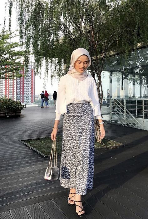 Outfit Kondangan Casual, Ootd Kondangan Simple, Kondangan Outfit, Haircut Selfie, Photo Hijab, Rok Outfit, Estilo Hijab, Cute Hairstyle, Muslim Fashion Hijab Outfits