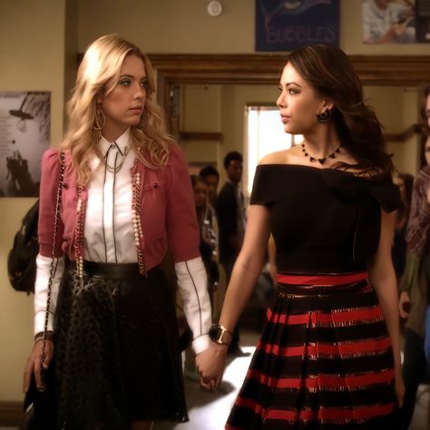 Pll Hanna Outfits, Mona Vanderwaal Outfits, Hannah Marin, Pll Aesthetic, Mona Vanderwaal, Pll Outfits, Pretty Little Liars Outfits, Pretty Little Liars Fashion, Pll Fashion