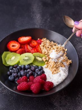 Chia Yogurt Breakfast Bowl Chia Yogurt, Yogurt Breakfast Bowl, Fruit And Yogurt, Breakfast Bowls Recipe, Yogurt Breakfast, Yogurt Bowl, Makanan Diet, Breakfast Bowl, Diet Vegetarian